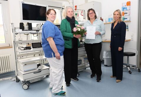 Zum erfolgreichen Abschluss der Fachweiterbildung zur Atmungstherapeutin gratulieren Dagmar Schillinger (im Bild mit Urkunde) v.l.n.r. Stationsleiterin Evelyn Reusch, Pflegedirektorin Ina Rathje und Barbara Martetschläger, Kaufmännische Direktorin. Bild: Andrea Jagode